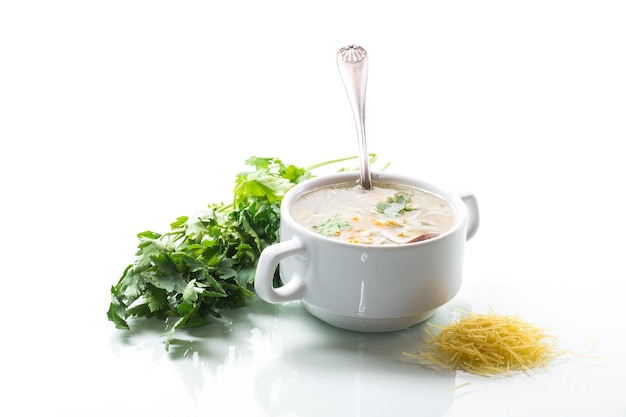 Świeży talerz z domową zupą